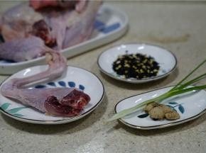 如图这款汤用到了一只鸡腿，一把黑米燕麦，一份并不能及葱。一只腿的量刚好炖上一盅。