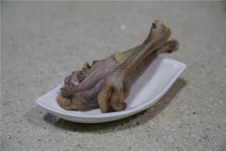 再将鸡腿将爪分离好，然后焯洗好备用。