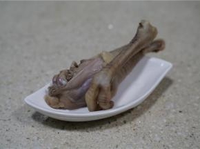 再将鸡腿将爪分离好，然后焯洗好备用。