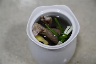 将泡洗好的黑米燕麦，焯洗好的鸡腿，姜片及葱结全都入炖盅，然后加至八分满清水。