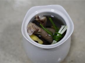 将泡洗好的黑米燕麦，焯洗好的鸡腿，姜片及葱结全都入炖盅，然后加至八分满清水。