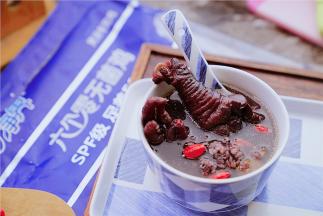 吃的时候将姜片及葱结一并挑出不要就可以，是不是很简单，这款汤超适合学业繁忙的孩子们哦。