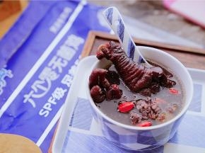 吃的时候将姜片及葱结一并挑出不要就可以，是不是很简单，这款汤超适合学业繁忙的孩子们哦。