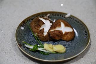 将香菇改刀，姜去皮切片，葱打成结。