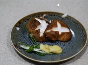 将香菇改刀，姜去皮切片，葱打成结。