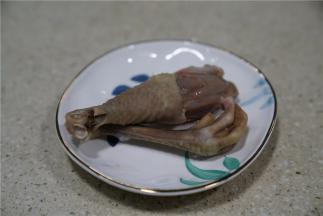 鸡腿的话对切之后再焯洗干净备用。鸡爪部位更要剪洗好哦。