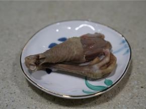鸡腿的话对切之后再焯洗干净备用。鸡爪部位更要剪洗好哦。