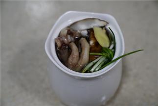 然后将处理好的食材全都入炖盅里，再加入八分满的清水。