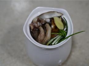 然后将处理好的食材全都入炖盅里，再加入八分满的清水。