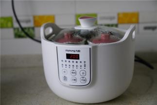 再入隔水炖里，隔水炖制二小时。炖好之后不着急吃就可以保温度。