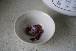 然后加入细盐及枸杞调味点缀就可以，吃的时候将葱结还有姜片挑出不要。