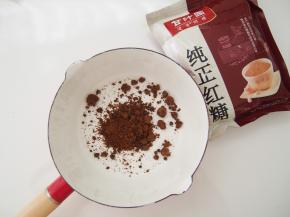 牛奶锅中放入红糖和清水