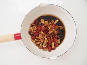 红枣去核后切成小块，放入牛奶锅中，小火煮开