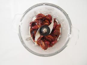 将红糖红枣放入料理杯中