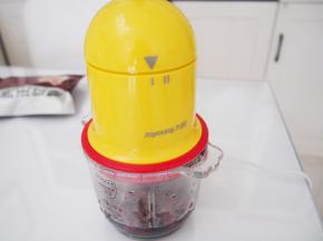 启动搅拌程序，将红枣打成自己想要的细腻程度