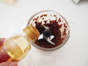 加入玉米油，继续用料理机搅拌均匀