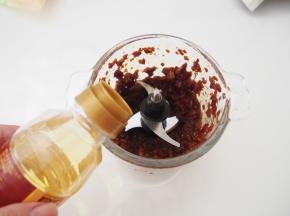 加入玉米油，继续用料理机搅拌均匀