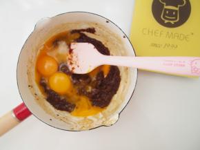 蛋白和蛋黄分离，蛋黄放入枣泥中搅拌均匀，将蔓越莓也一并加入搅拌均匀