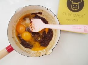 蛋白和蛋黄分离，蛋黄放入枣泥中搅拌均匀，将蔓越莓也一并加入搅拌均匀
