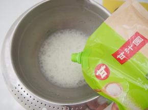 蛋白放入无水无油的盆子中，打出鱼眼泡后加入三分之一糖