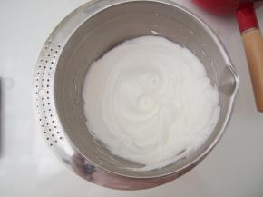 打发至出现纹路加入第二次糖，纹路明显后加入第三次糖，打发至干性发泡的状态即可