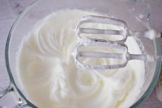 提起打蛋器有小尖角即可，称为蛋白霜