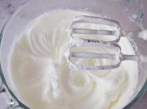 提起打蛋器有小尖角即可，称为蛋白霜