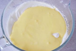 再把拌匀的蛋黄糊倒回蛋白霜中