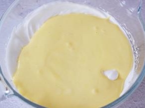 再把拌匀的蛋黄糊倒回蛋白霜中