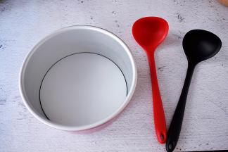 准备好两个汤勺和八寸蛋糕模具