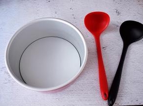 准备好两个汤勺和八寸蛋糕模具