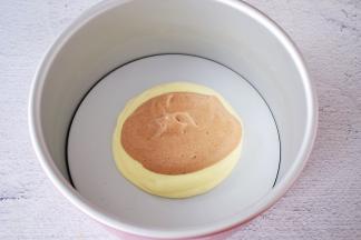 先用汤勺舀一勺原味蛋糕糊从中间滴落入模具中，再用另一个汤勺舀一勺可可蛋糕糊从原味面糊中间滴落下来