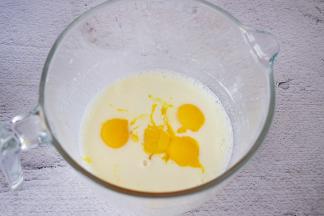 再加入蛋黄，搅拌均匀