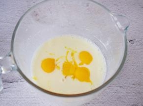 再加入蛋黄，搅拌均匀