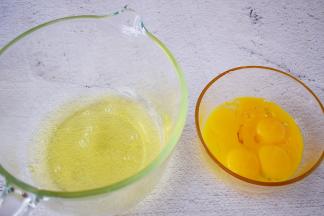 先把蛋黄和蛋清分离在两个无水无油的盆中