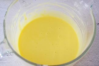 拌匀的蛋黄糊