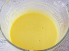 拌匀的蛋黄糊