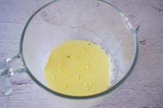 牛奶加入玉米油搅拌至乳化状