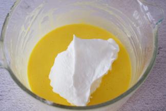 把三分之一的蛋白霜加入蛋黄糊中，翻拌或都上下拌匀