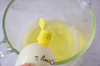 蛋清中加入柠檬汁，用电动打蛋器打至粗泡