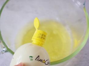 蛋清中加入柠檬汁，用电动打蛋器打至粗泡