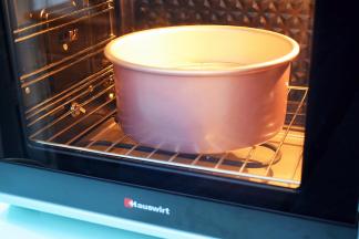 放入预热好的海氏烤箱，上下火155度，下层55分钟