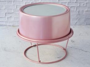 烤好马上取出震一下，然后倒扣晾凉再脱模