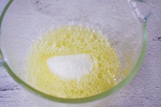 再加入白糖，白糖分三次加入，打发至硬性发泡