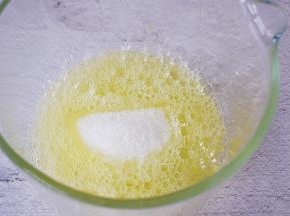 再加入白糖，白糖分三次加入，打发至硬性发泡