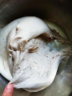 开面团内部有蜂巢状组织就可以开始做了。因为要做造型，不要等到蜂巢组织太大了。