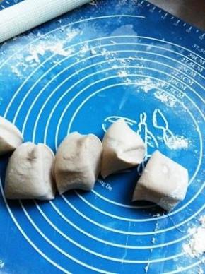 将揉好的面团均匀分成小份