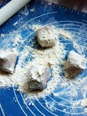 再次加入面粉揉