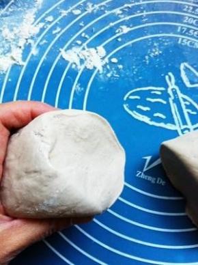 揉至面团切开，没有孔洞。