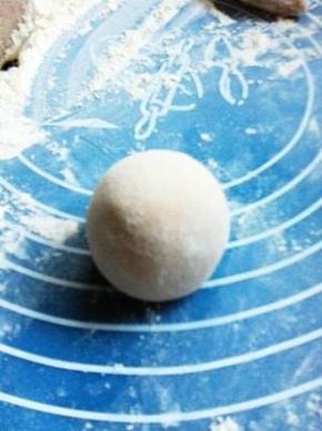 先揉成普通馒头形状